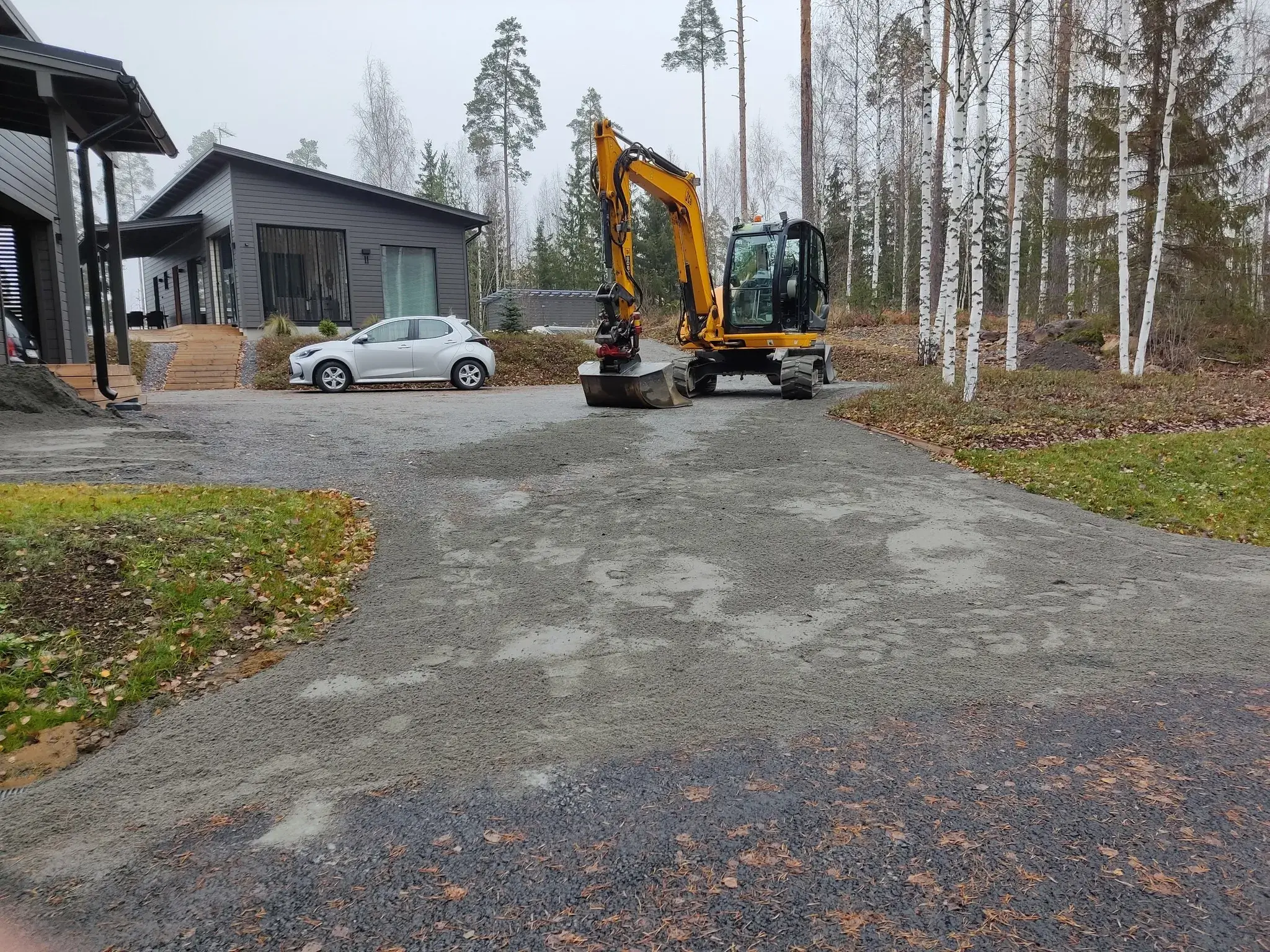 Kaivinkone kodin pihalla